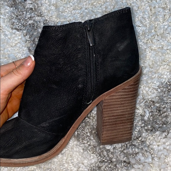 Vince Camuto black cut out booties size 8 - Picture 4 of 7